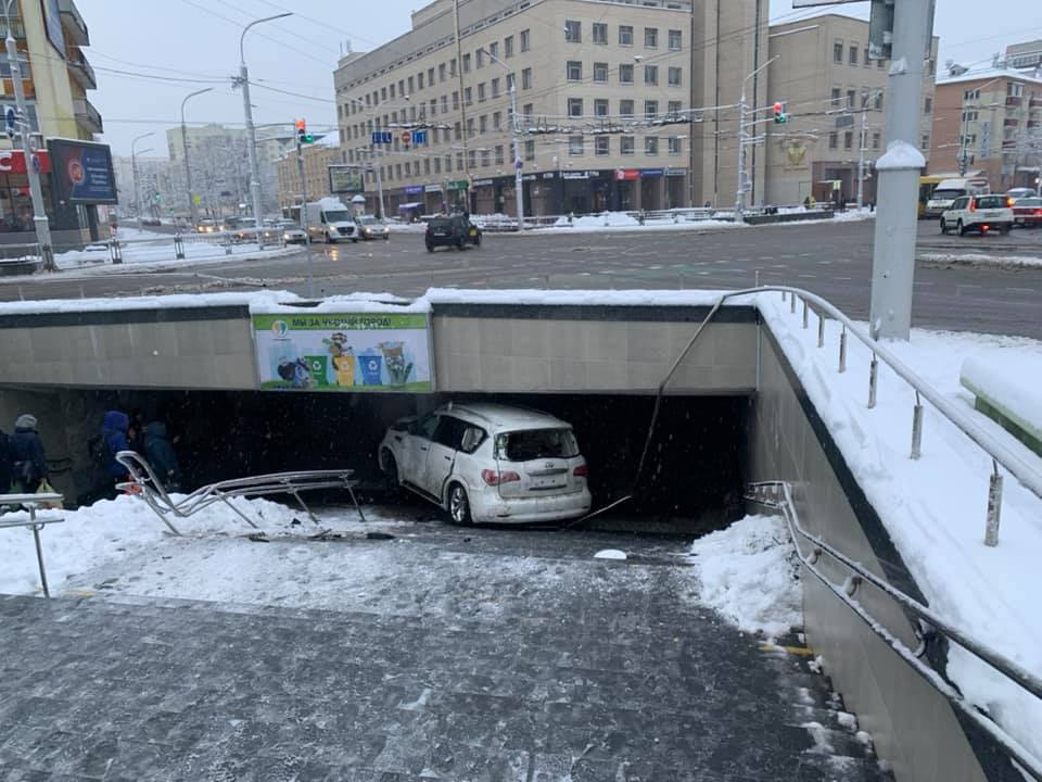 На Комаровке авто влетело в подземный переход