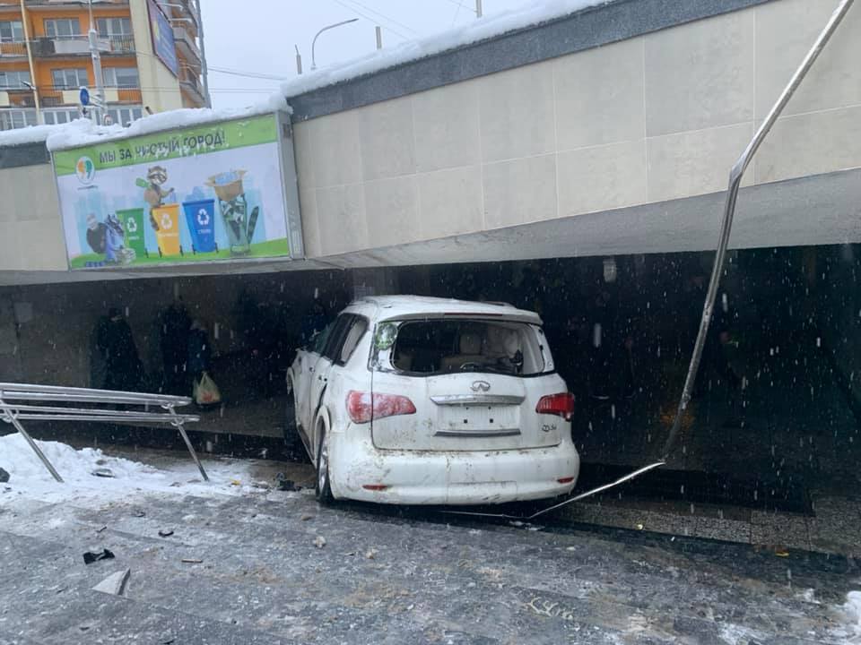 На Комаровке авто влетело в подземный переход