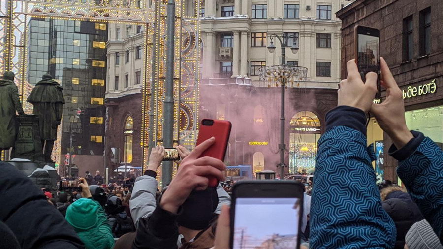 В Москве и Санкт-Петербурге тысячи людей вышли на акции протеста