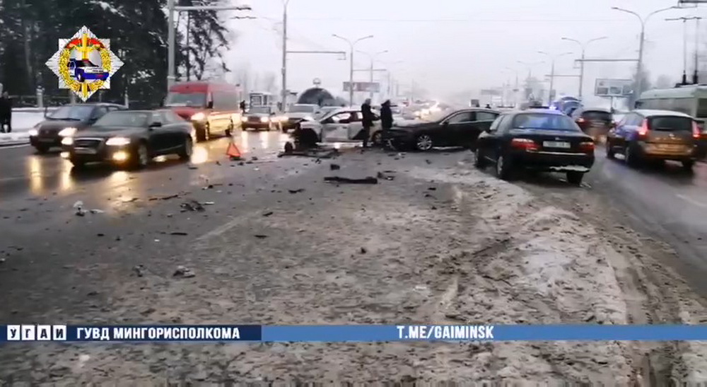 Такси попало в серьезную аварию в Минске