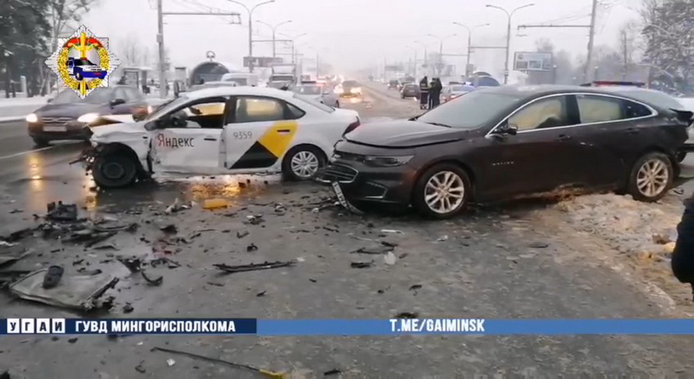 Такси попало в серьезную аварию в Минске