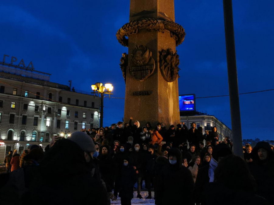 В Москве и Санкт-Петербурге тысячи людей вышли на акции протеста