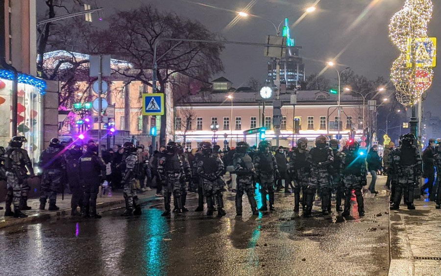 В Москве и Санкт-Петербурге тысячи людей вышли на акции протеста