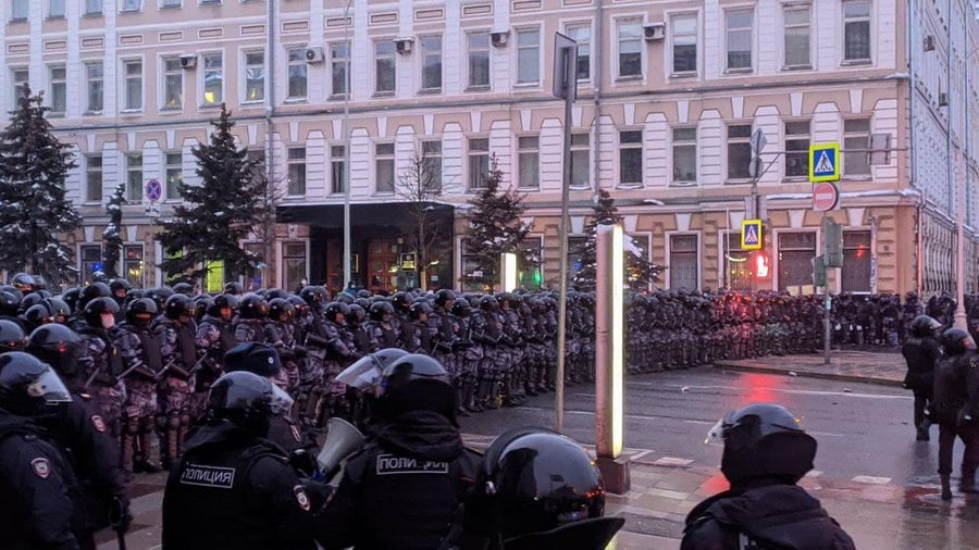 В Москве и Санкт-Петербурге тысячи людей вышли на акции протеста