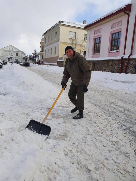 Караев и Караник вышли на уборку снега в Гродно – фотофакт