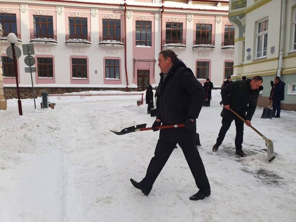 Караев и Караник вышли на уборку снега в Гродно – фотофакт