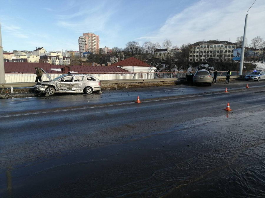 В Могилеве Infiniti и Skoda столкнулись влобовую