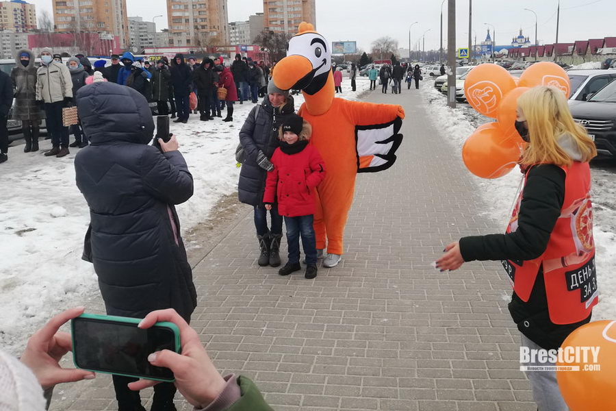 В Бресте в 14-градусный мороз выстроилась длинная очередь за акционной пиццей