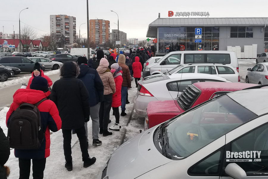 В Бресте в 14-градусный мороз выстроилась длинная очередь за акционной пиццей