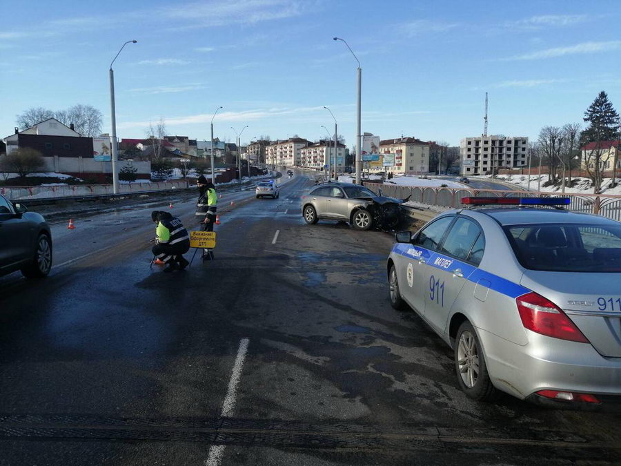 В Могилеве Infiniti и Skoda столкнулись влобовую