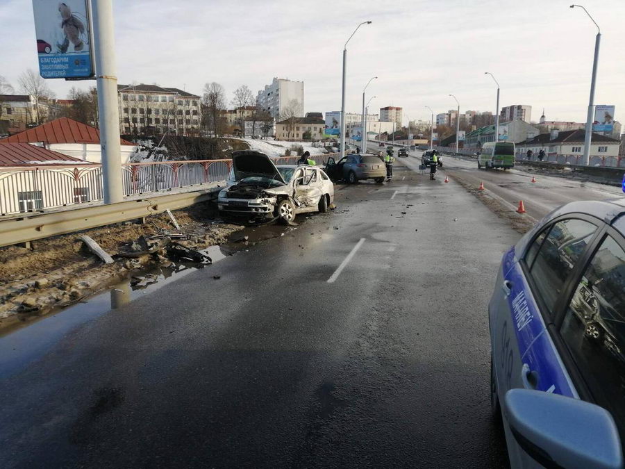 В Могилеве Infiniti и Skoda столкнулись влобовую