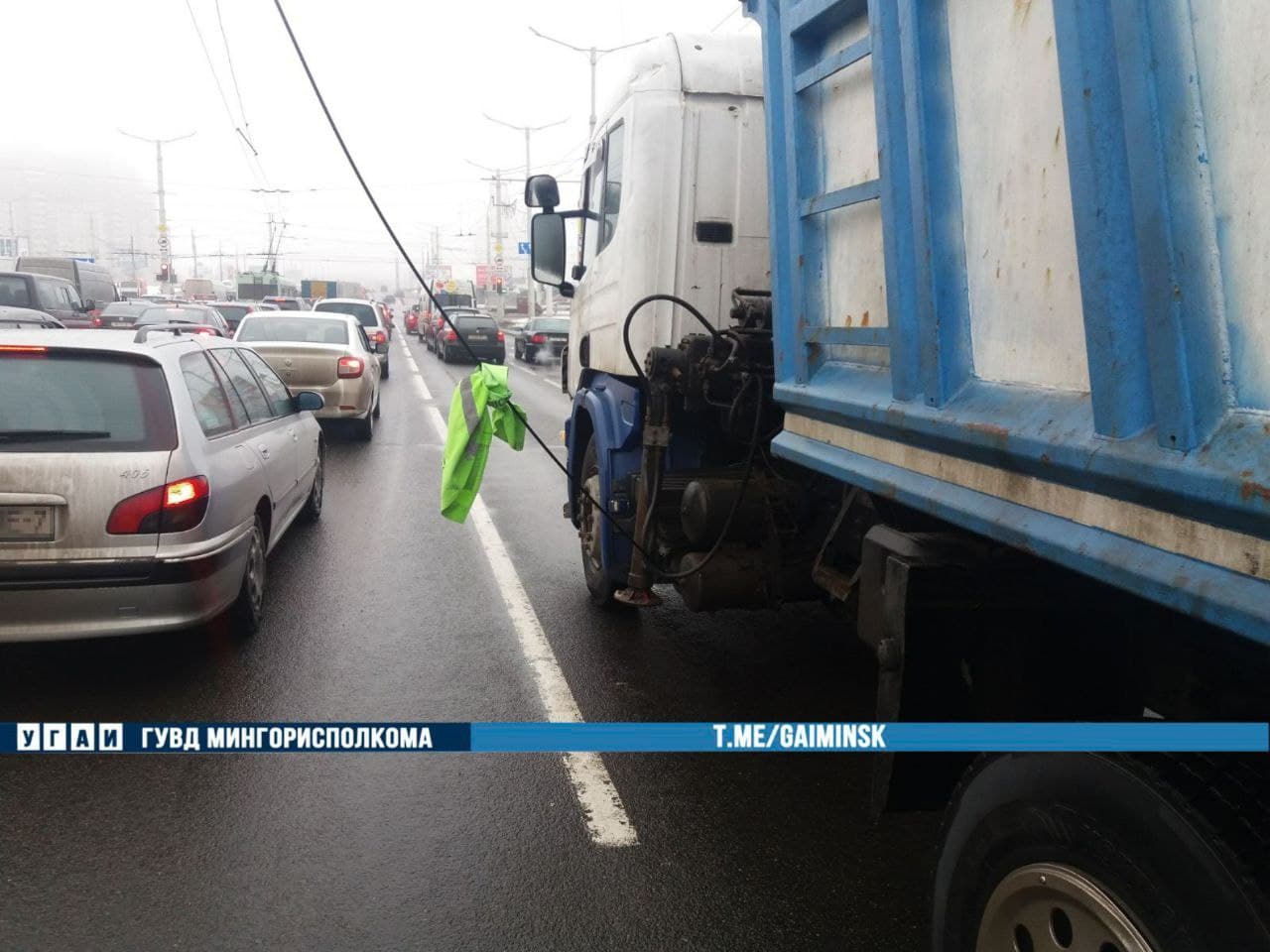 Грузовик оборвал троллейбусные провода на Притыцкого