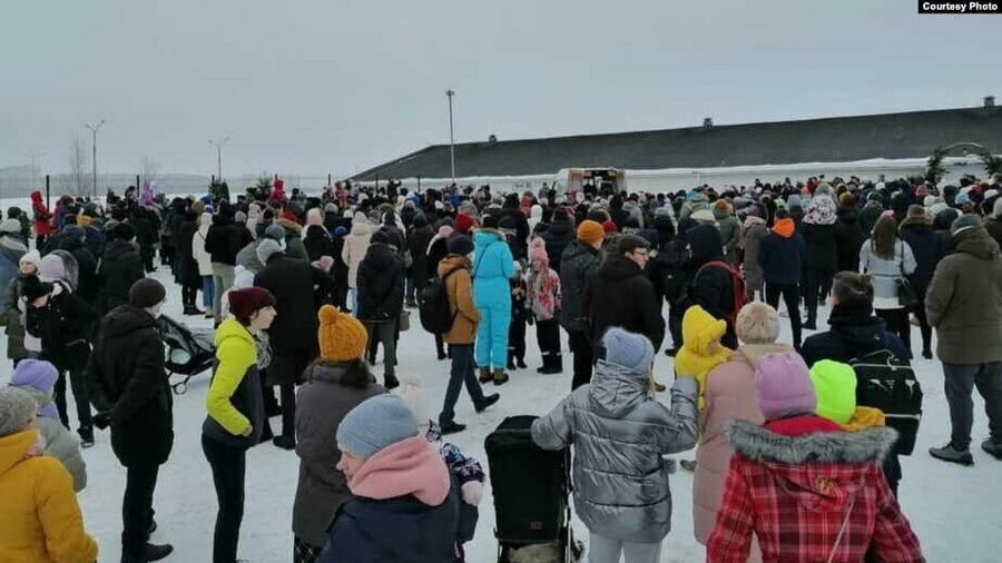 Лишенные помещения прихожане церкви "Новая жизнь" провели службу на улице