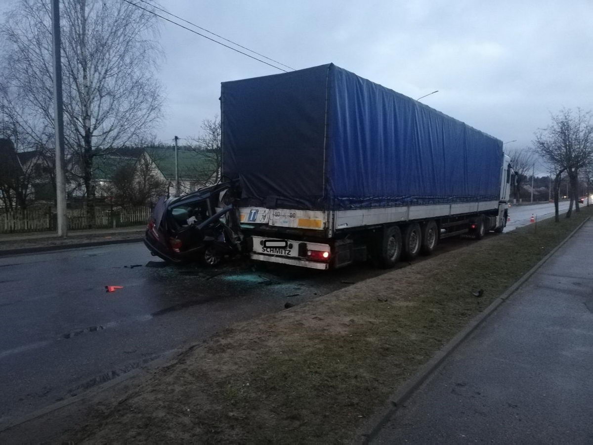 В Волковыске водитель легковушки влетел в фуру, пытаясь не сбить собак