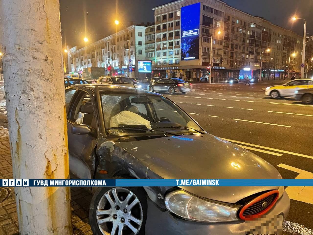 Таксист на Geely врезался в Ford и маршрутку на Академии наук