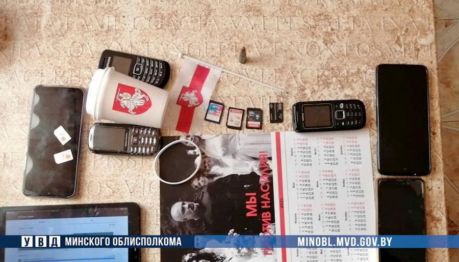 Во время массовых обысков в Дзержинском районе нашли символику, кастет и боеприпасы