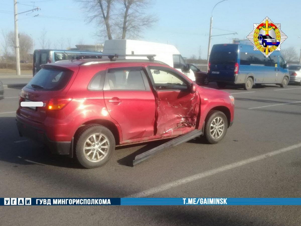 Такси вылетело на тротуар в ДТП в Минске