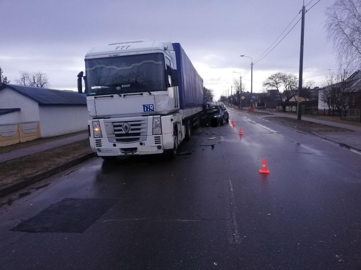 В Волковыске водитель легковушки влетел в фуру, пытаясь не сбить собак