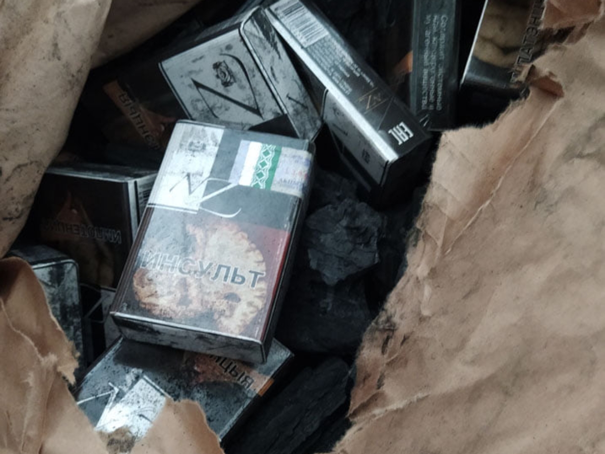 Литовские таможенники нашли беларусские сигареты в мешках с углем