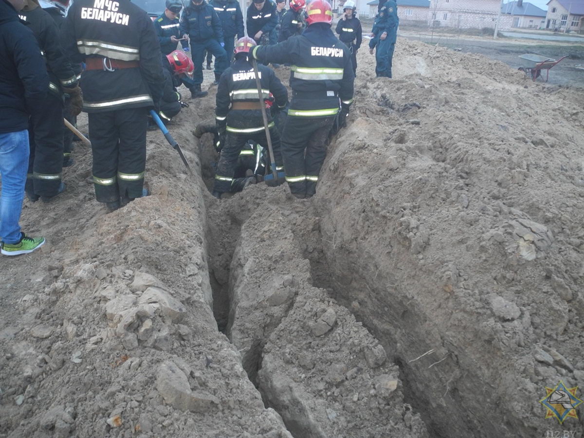 В Гомеле мужчину засыпало землей при раскопке траншеи. Его спасли