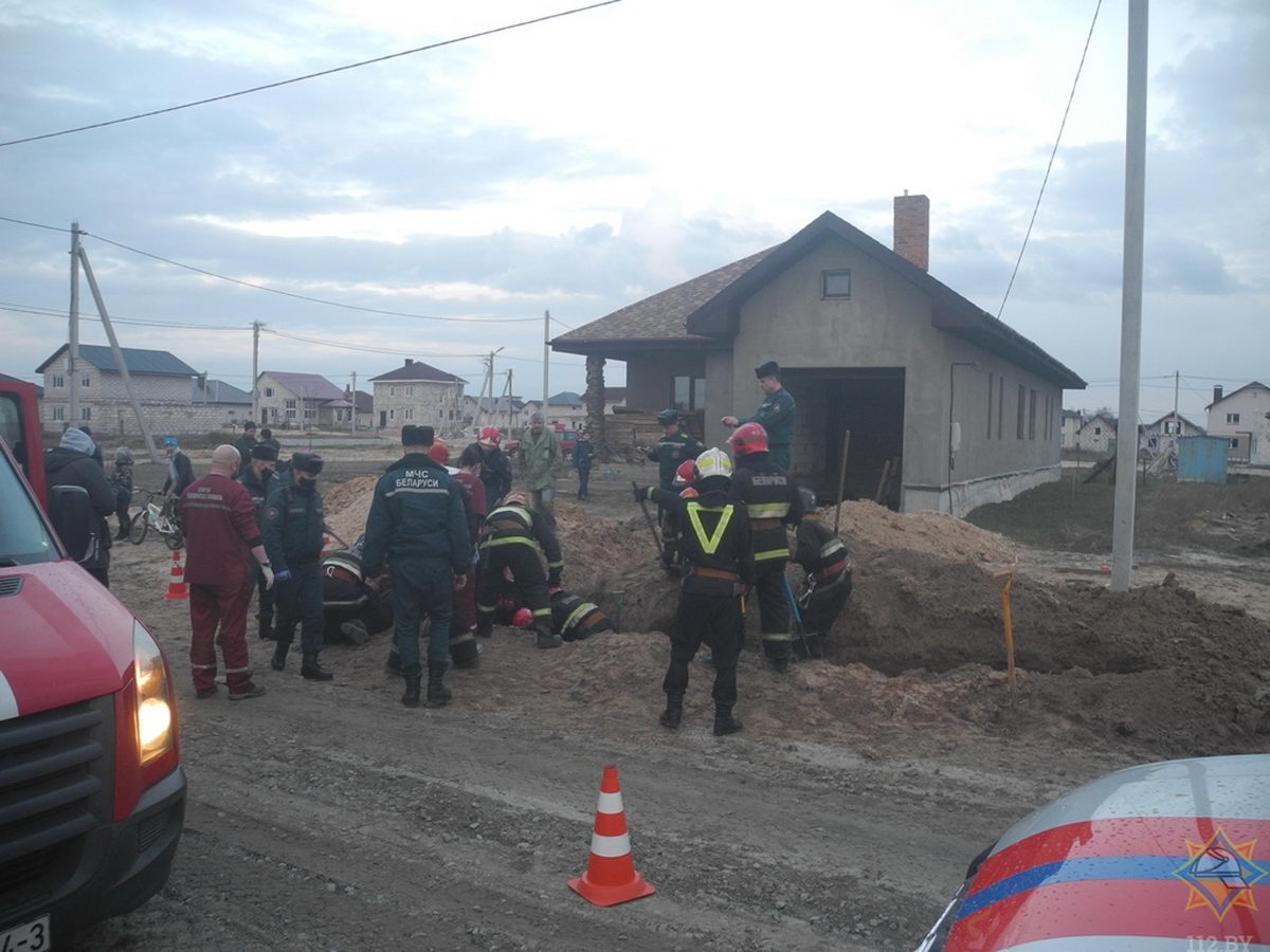 В Гомеле мужчину засыпало землей при раскопке траншеи. Его спасли