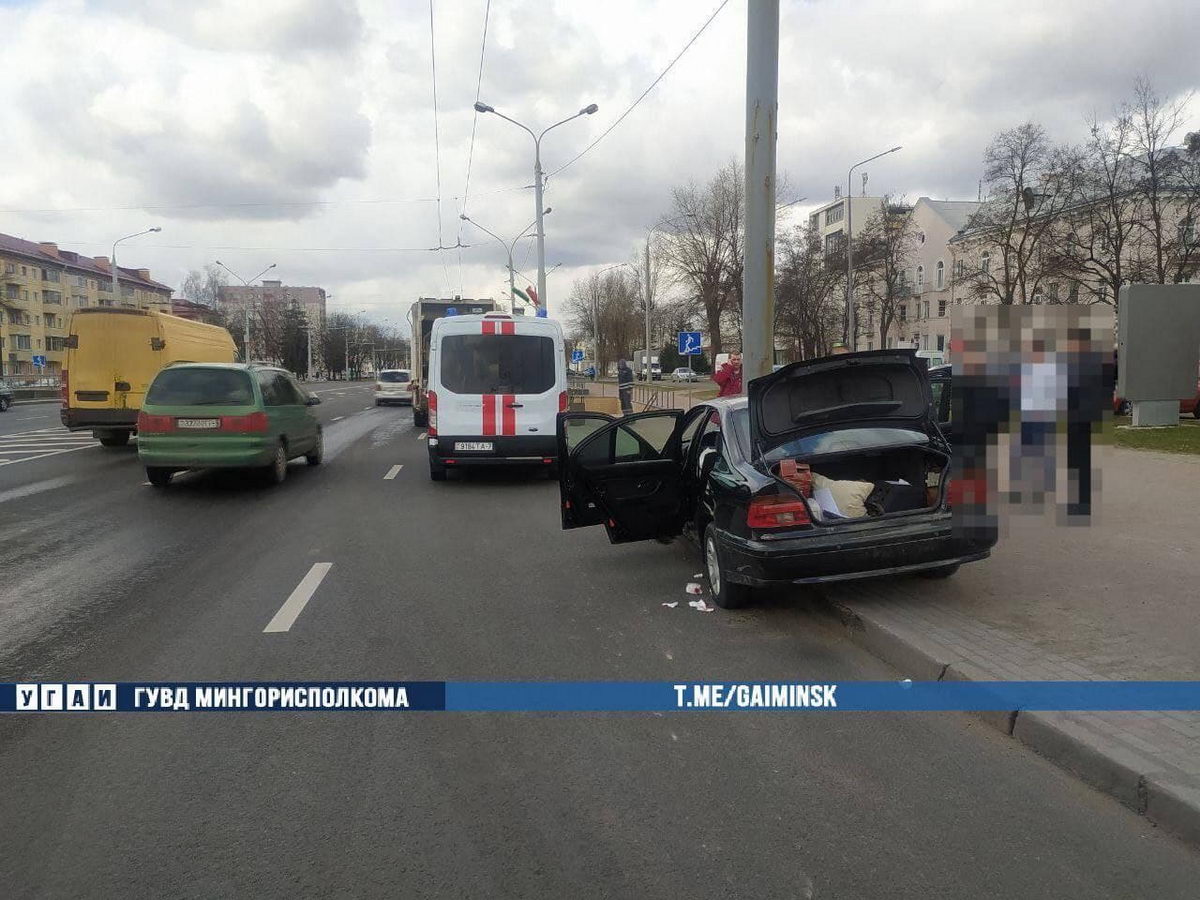 BMW влетел в МАЗ и столб на Партизанском проспекте в Минске