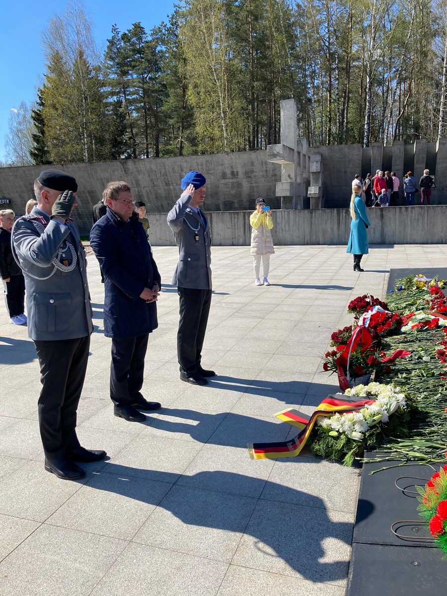 Посол Германии в Беларуси посетил Хатынь и Яму и призвал вместе идти по пути примирения