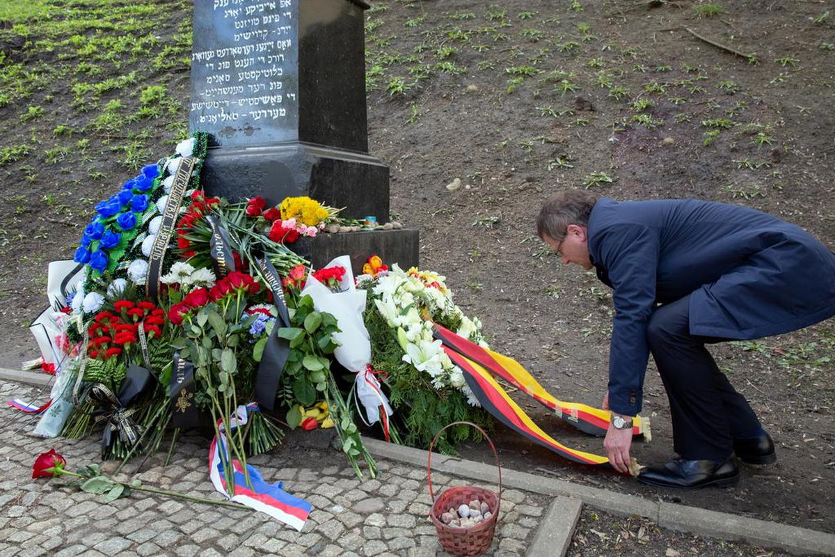 Посол Германии в Беларуси посетил Хатынь и Яму и призвал вместе идти по пути примирения