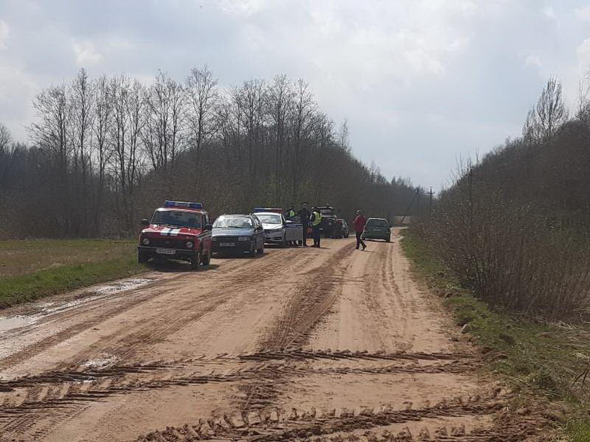 В Глубокском районе спасатели деблокировали водителя «Кировца»