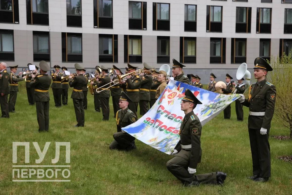 Лукашенко подарил ветеранам часы из коллекции "Штурм Берлина"