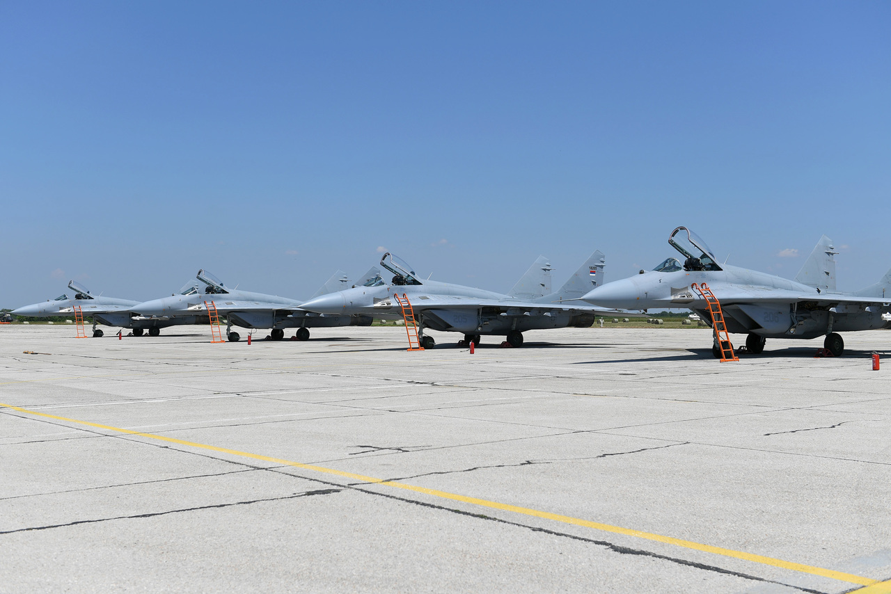 Беларусские МиГ-29 торжественно передали Сербии