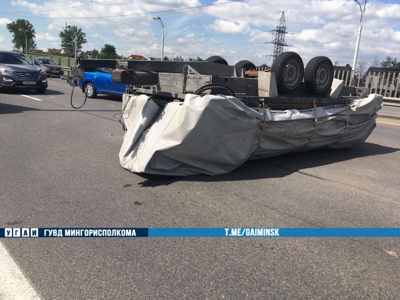 Прицеп опрокинулся на МКАД