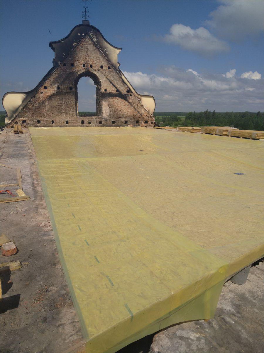 В будславском костеле монтируют временную крышу