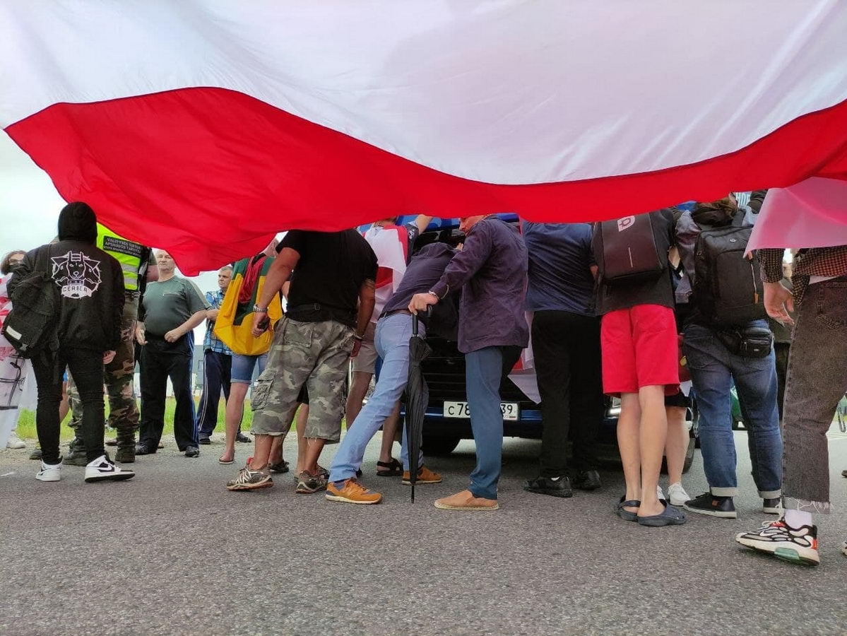 У литовской границы между демонстрантами из Беларуси и водителями произошла потасовка
