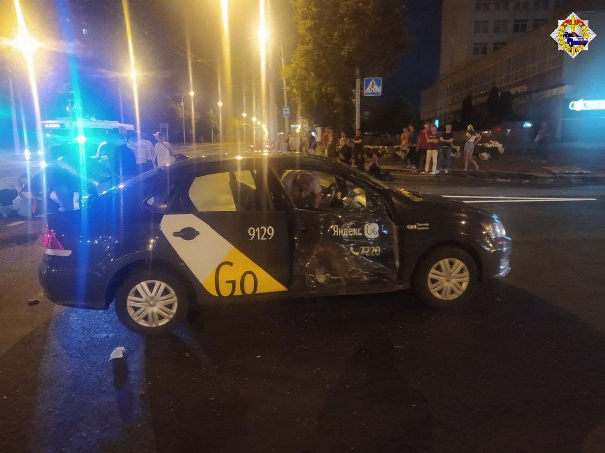 На Партизанском проспекте в Минске столкнулись такси и мотоцикл
