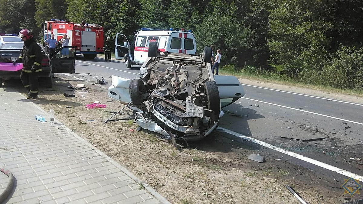 В Осиповичах авто легло на крышу в результате аварии