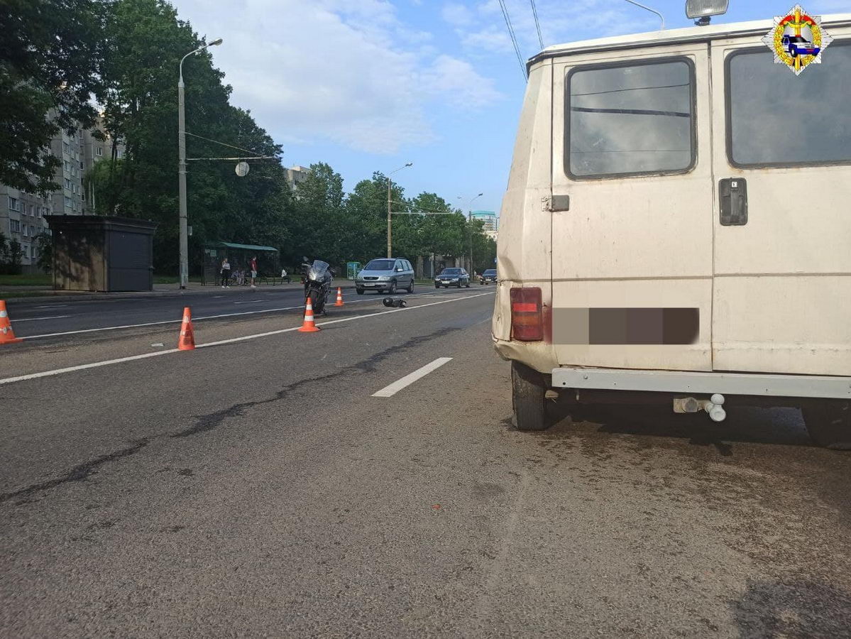 В Минске мотоциклистка протаранила припаркованное авто