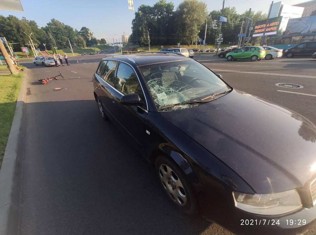 В Минске парень на электросамокате попал под колеса авто