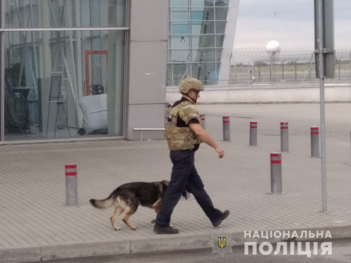 Аэропорт Львова эвакуировали из-за подозрительной сумки
