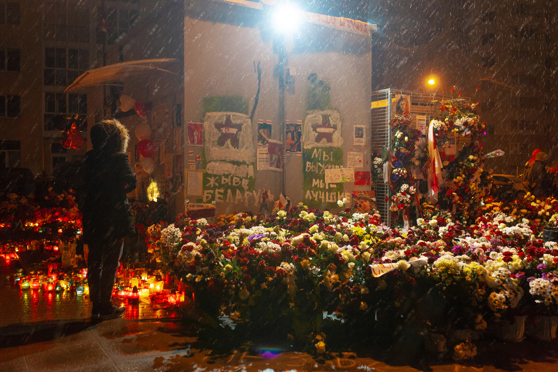 Год назад на Площади Перемен появился мурал с Диджеями. Евгений Отцецкий снял жизнь двора, ставшего символом протеста