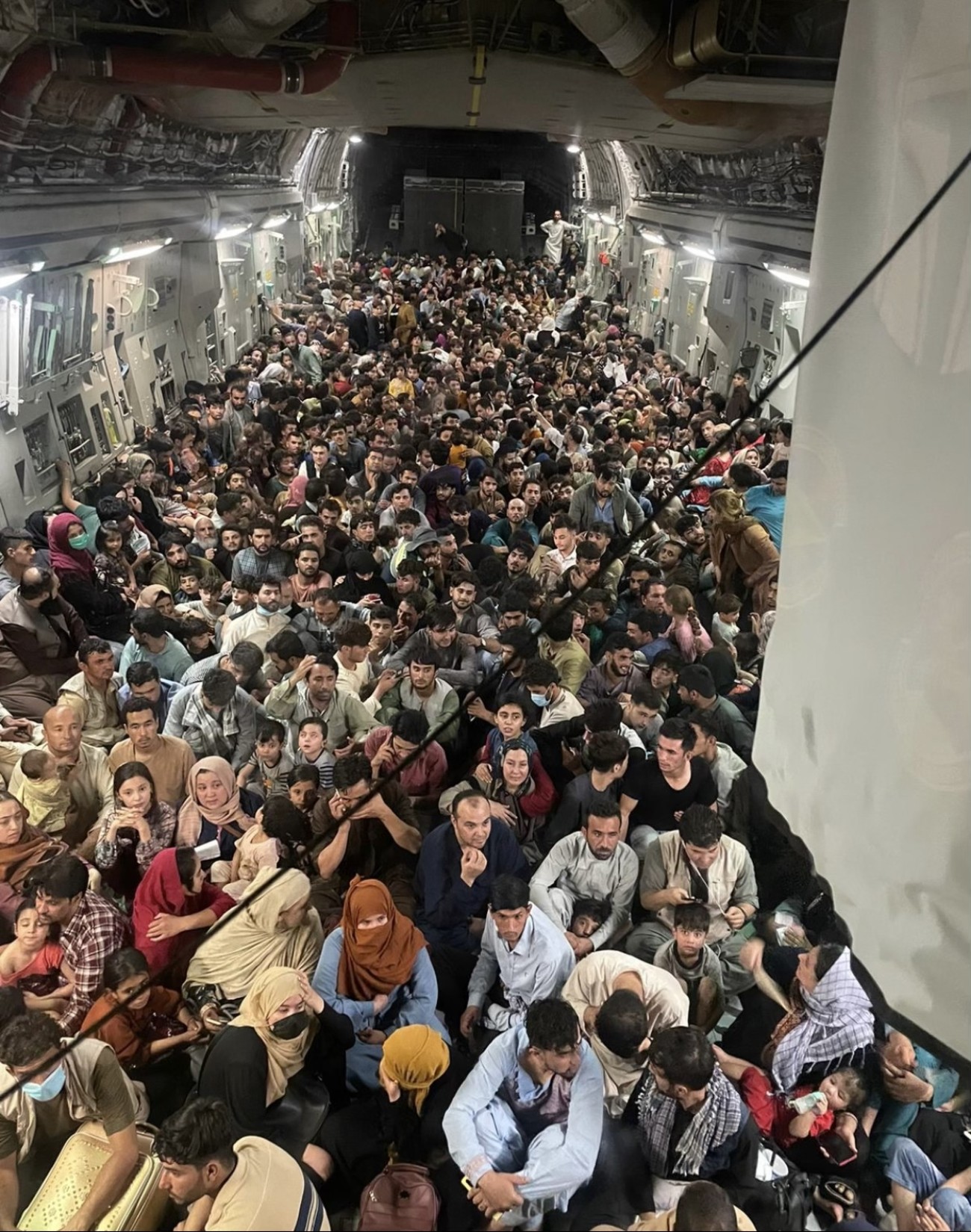 Переполненный американский самолет вывез более 600 афганцев одним рейсом – фотофакт