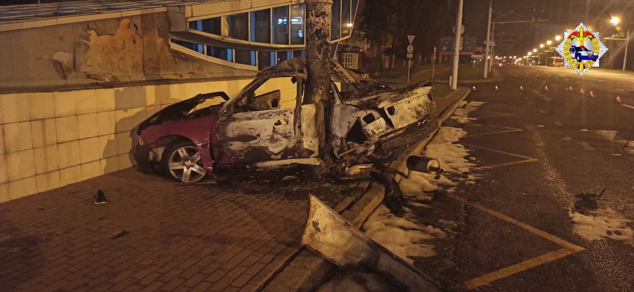 Легковушка врезалась в столб и загорелась в Минске