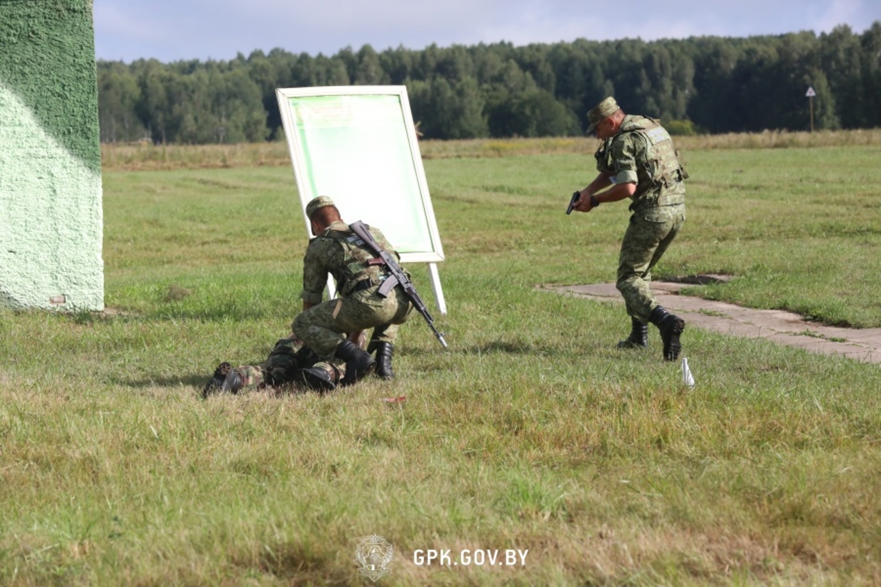 Резервисты-пограничники отрабатывают навыки задержания нарушителей