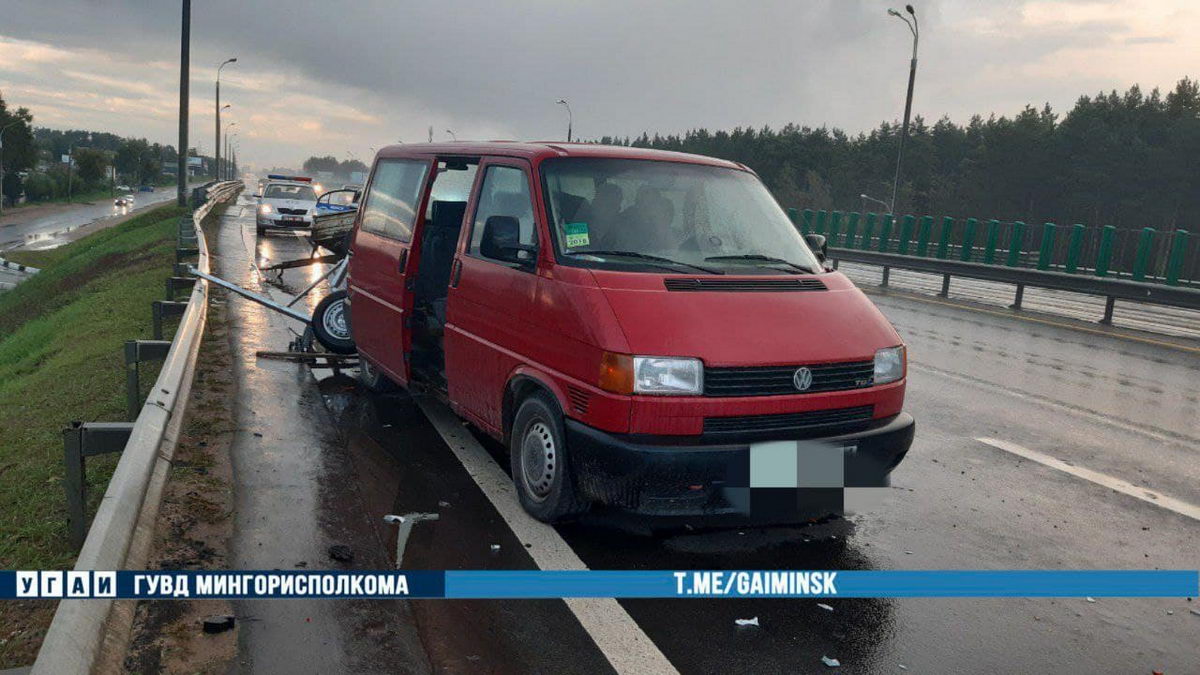 На МКАД нетрезвый водитель Škoda протаранил микроавтобус с прицепом