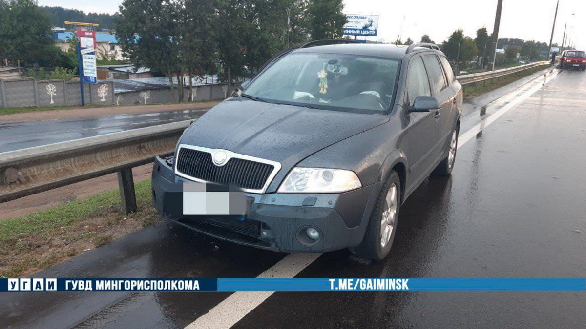 На МКАД нетрезвый водитель Škoda протаранил микроавтобус с прицепом