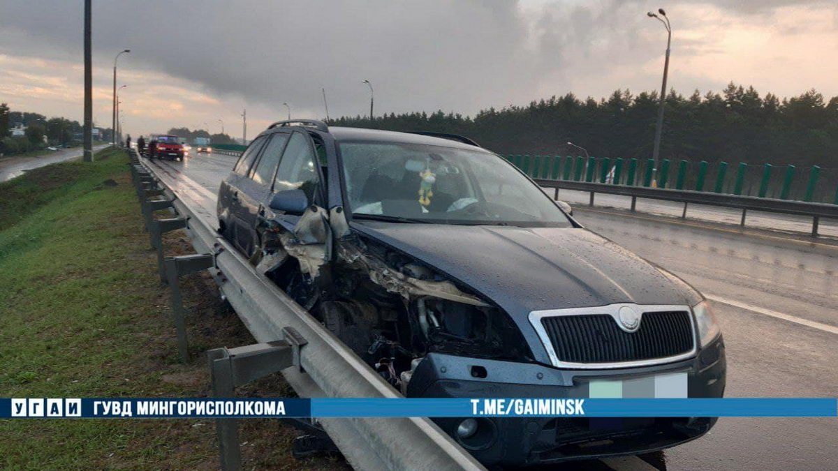 На МКАД нетрезвый водитель Škoda протаранил микроавтобус с прицепом