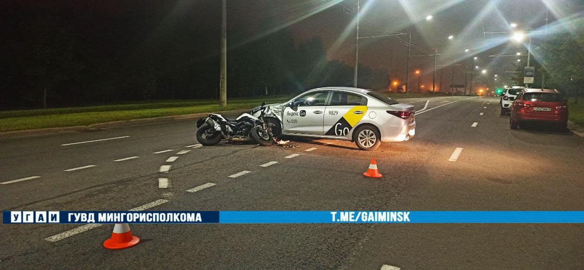 На улице Горецкого в Минске столкнулись такси и мотоцикл