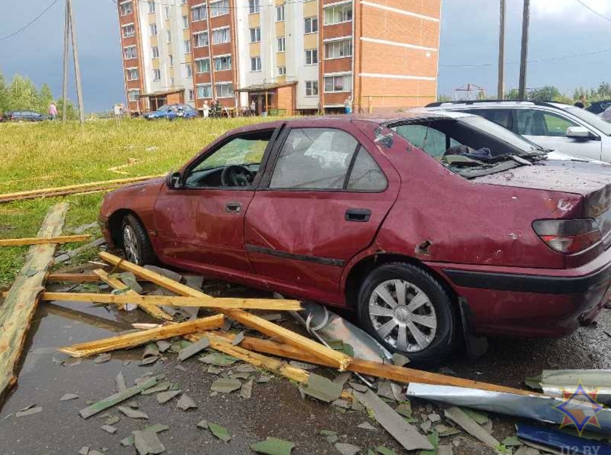 Ураган на Витебщине повредил десятки автомобилей и зданий - фото