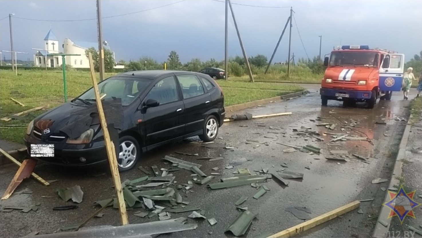 Ураган на Витебщине повредил десятки автомобилей и зданий - фото