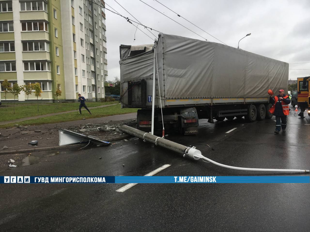 Фура снесла столб в Минске. Троллейбусы остановились